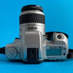 Minolta Dynax 404si Automatic SLR 35mm Film Camera with Auto Zoom Lens